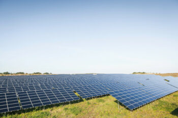 découvrez les opportunités d'investissement dans l'énergie photovoltaïque. profitez d'un rendement attractif tout en contribuant à la transition énergétique. informez-vous sur les avantages fiscaux et les solutions adaptées à vos besoins.