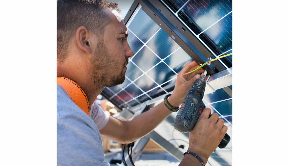 découvrez nos formations complètes sur les panneaux solaires, qui vous permettront d'acquérir les compétences nécessaires pour installer et entretenir des systèmes solaires. devenez un expert en énergies renouvelables et participez à la transition énergétique !