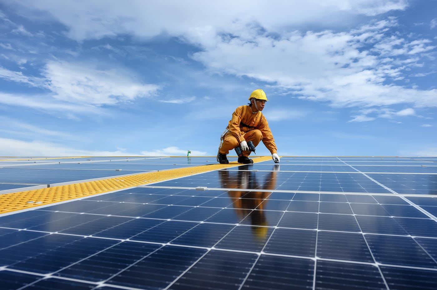 découvrez notre guide complet sur l'aide aux panneaux solaires : subventions, crédits d'impôt et conseils pratiques pour optimiser votre installation et réduire vos factures d'énergie tout en préservant l'environnement.