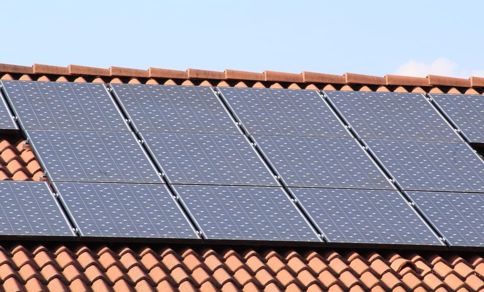 découvrez les différentes aides disponibles pour l'installation de panneaux photovoltaïques en france. informez-vous sur les subventions, crédits d'impôt et aides régionales pour optimiser votre transition énergétique et réduire vos coûts d'électricité.