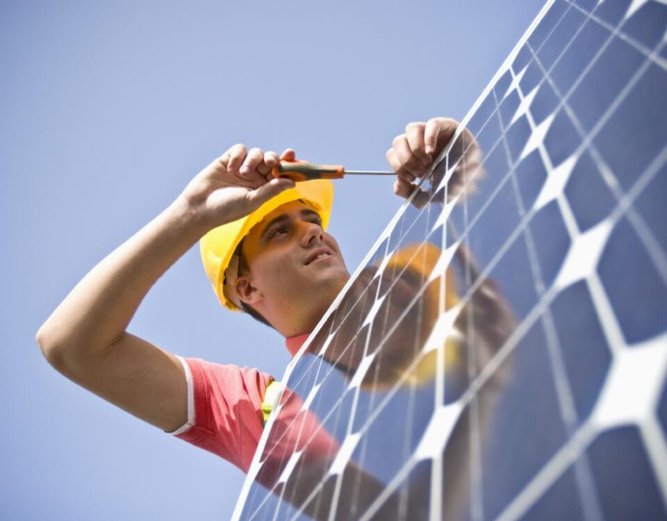 découvrez comment choisir l'onduleur idéal pour votre système d'autoconsommation énergétique. profitez au maximum de vos installations solaires avec nos conseils pratiques et astuces pour sélectionner un onduleur performant et adapté à vos besoins.