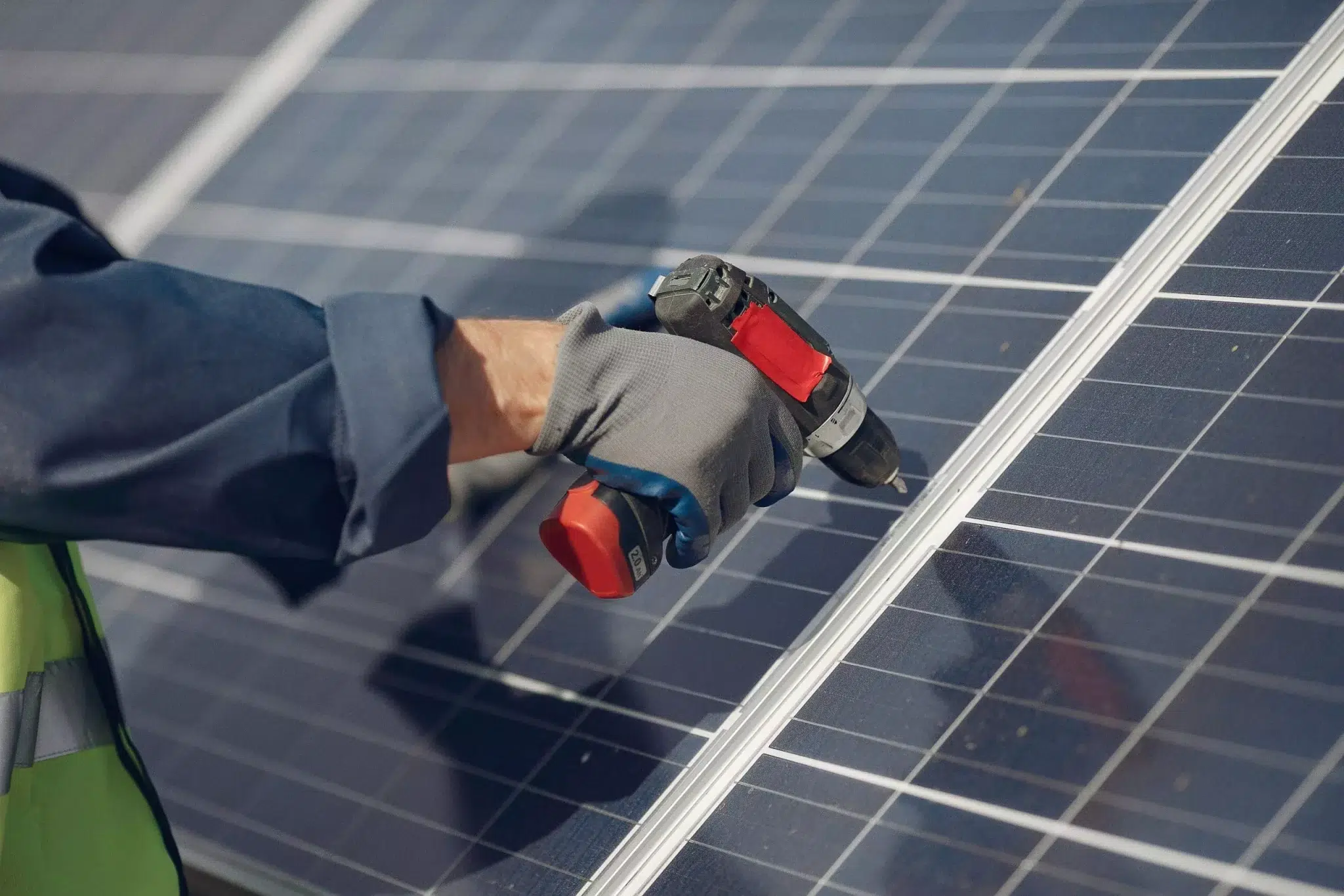 découvrez comment poser des panneaux solaires efficacement pour optimiser la production d'énergie renouvelable. suivez nos conseils pratiques et techniques pour réduire votre facture d'électricité tout en contribuant à la protection de l'environnement.