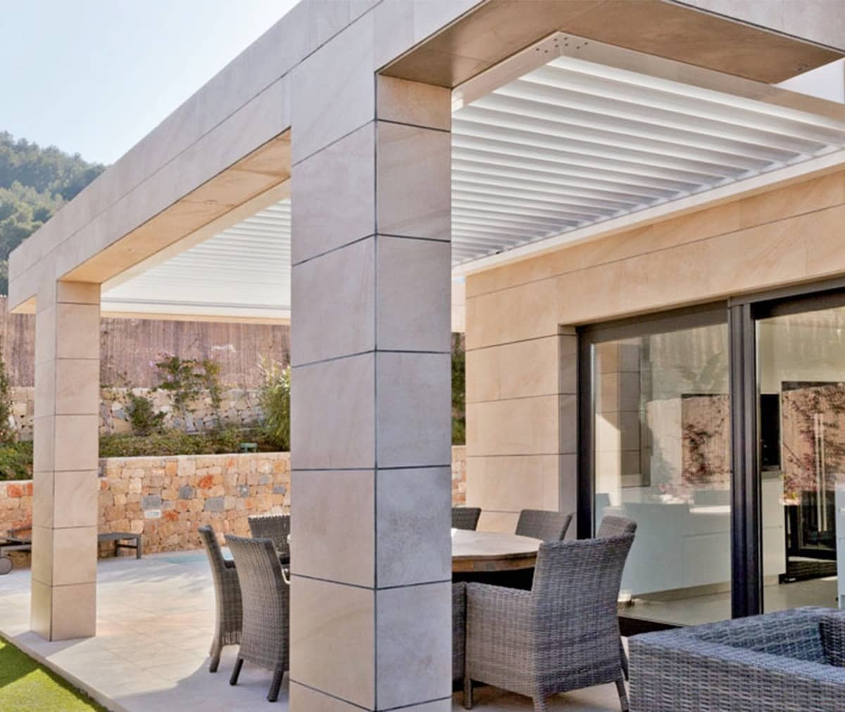 découvrez notre comparatif complet sur les terrasolaires : analyse des caractéristiques, avantages, inconvénients et conseils pour choisir le meilleur système adapté à vos besoins en énergie renouvelable.