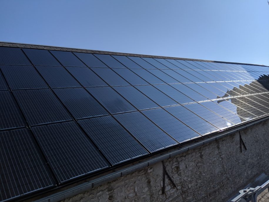 découvrez les différences entre les panneaux solaires : panneaux photovoltaïques, thermiques et hybrides. apprenez à choisir la solution adaptée à vos besoins énergétiques et à maximiser votre investissement dans les énergies renouvelables.