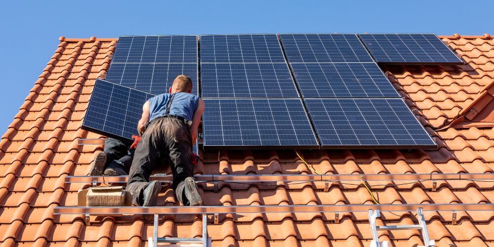 découvrez les différences entre les panneaux solaires : photovoltaïques, thermiques et hybrides. apprenez à choisir la solution adaptée à vos besoins énergétiques tout en maximisant votre investissement écologique.
