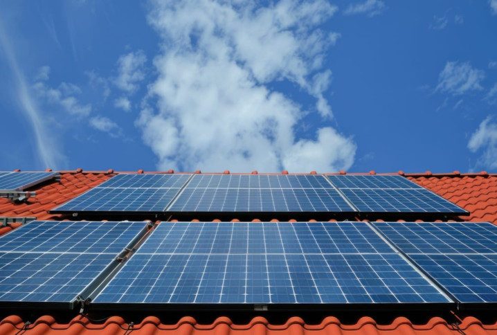 découvrez comment les panneaux solaires jouent un rôle crucial dans la transition énergétique en offrant une solution durable pour réduire les émissions de carbone, améliorer l'indépendance énergétique et favoriser un avenir plus vert. informez-vous sur les bénéfices écologiques et économiques de l'énergie solaire.