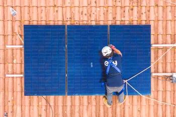 découvrez tout ce qu'il faut savoir sur les capteurs solaires et panneaux photovoltaïques. apprenez comment ces technologies innovantes transforment l'énergie solaire en électricité, réduisent votre empreinte carbone et vous permettent de réaliser des économies sur vos factures d'énergie. explorez les avantages, les installations et les différents types de systèmes disponibles.