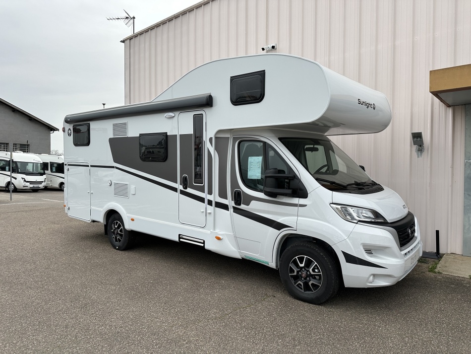 découvrez le camping-car 65 rs, le véhicule idéal pour une évasion inoubliable en pleine nature. conçu pour accueillir toute la famille, il allie confort et pratiques modernes pour des aventures mémorables sur la route. plongez dans l'esprit de liberté et partez à la découverte des paysages magnifiques avec le camping-car 65 rs.