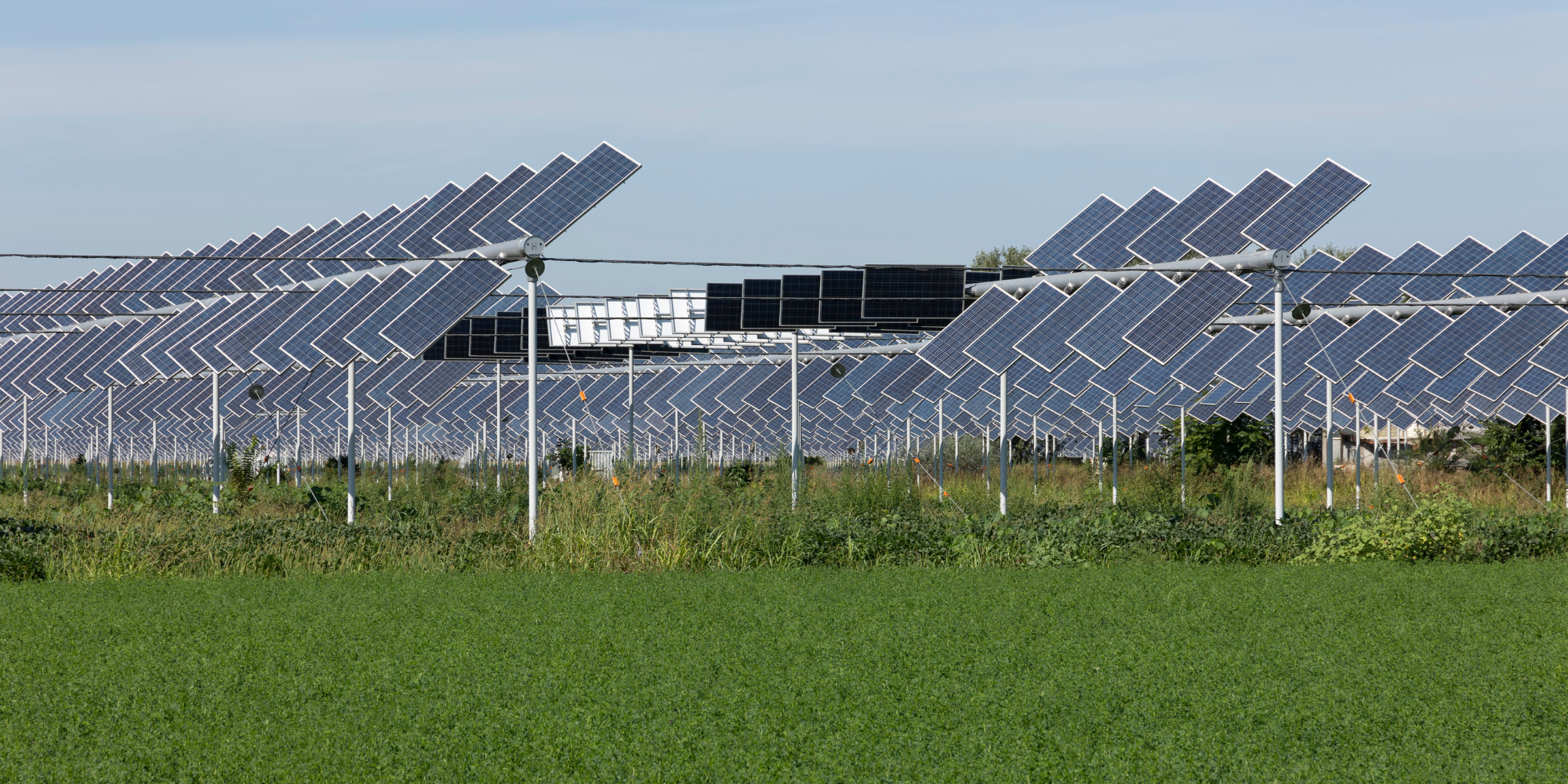 découvrez les avantages de l'investissement dans les panneaux solaires : des économies sur vos factures d'électricité, une contribution à la protection de l'environnement, et une valorisation de votre patrimoine. informez-vous sur les bénéfices économiques et écologiques de cette solution d'énergie renouvelable.