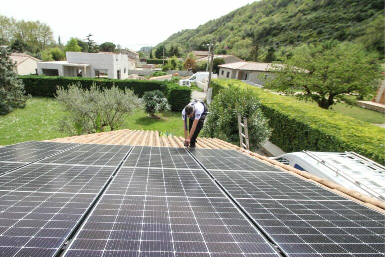 découvrez les multiples avantages d'un kit solaire pour toiture : une solution écologique, des économies sur vos factures d'énergie, une augmentation de la valeur de votre propriété et une réduction de votre empreinte carbone. optez pour une énergie renouvelable et valorisez votre habitat tout en préservant l'environnement.