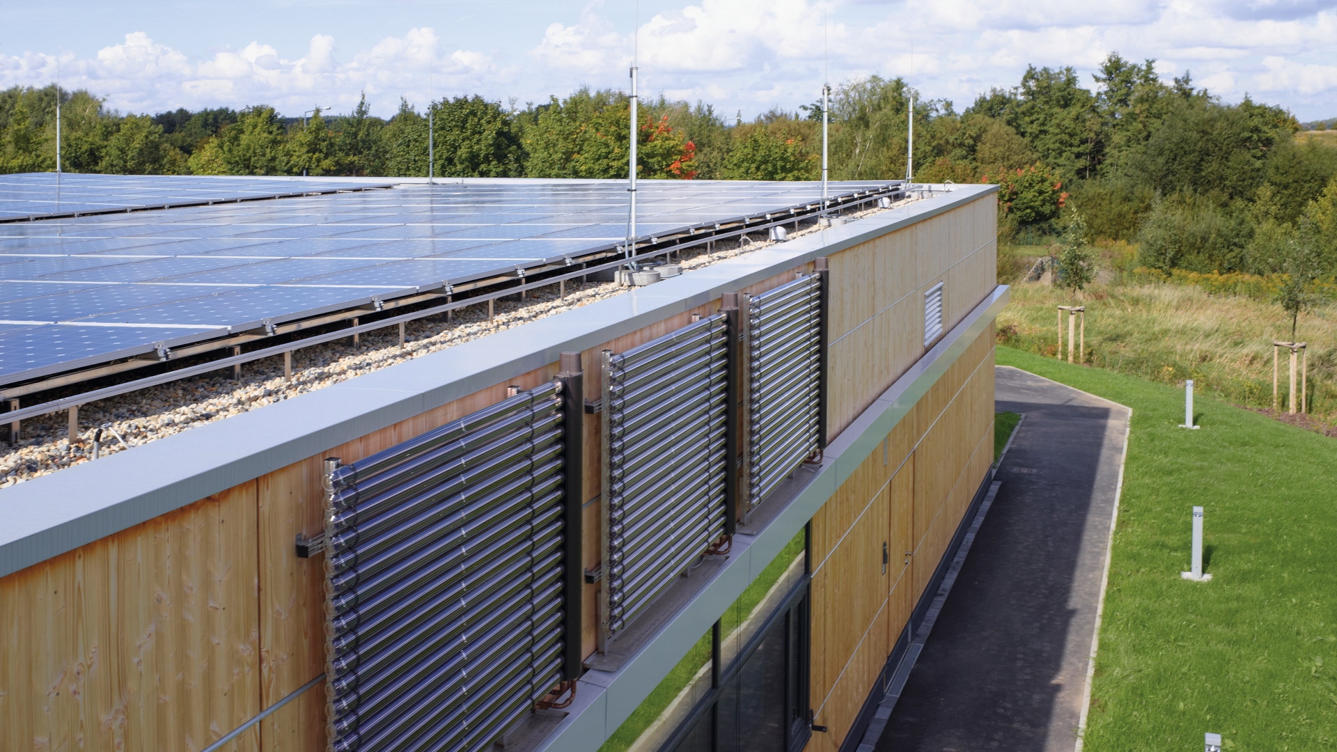 découvrez les différences essentielles entre les panneaux solaires photovoltaïques et thermiques. apprenez comment chacun fonctionne, leurs avantages, inconvénients et lequel est le mieux adapté à vos besoins énergétiques. optimisez votre investissement dans les énergies renouvelables.