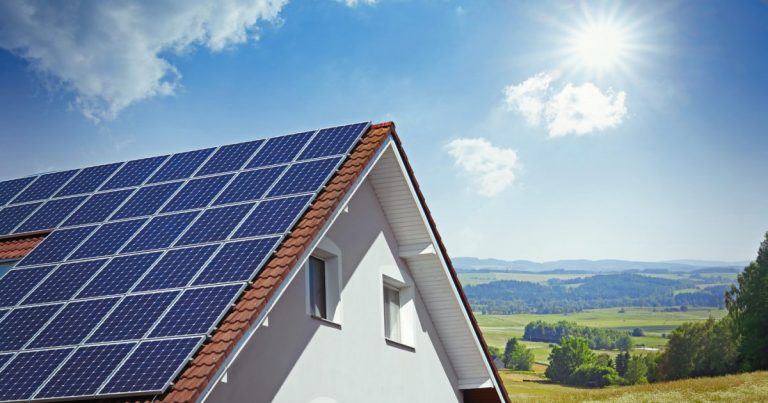 découvrez les différences entre les panneaux solaires monocrystallins et d'autres types de panneaux. cette comparaison vous aidera à choisir la solution énergétique la plus efficace pour votre maison. apprenez-en plus sur le rendement, les coûts et les avantages spécifiques de chaque type de panneau.