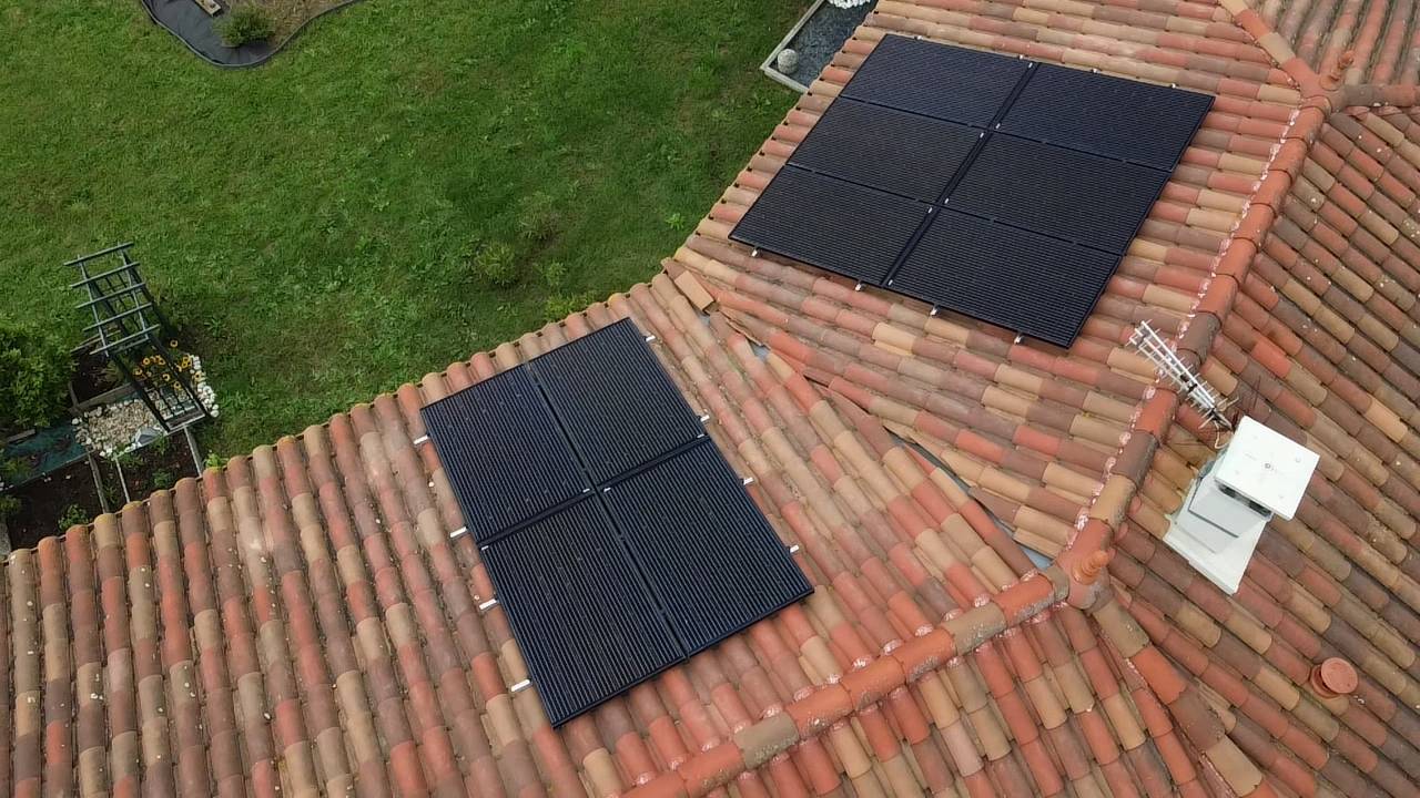 découvrez les différences entre les panneaux solaires et les panneaux photovoltaïques, leurs avantages, leurs applications et comment choisir la meilleure option pour optimiser votre production d'énergie renouvelable.