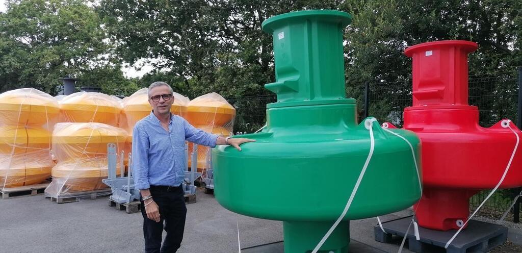 découvrez la bouée solaire maritime, une solution innovante et écologique pour la navigation en mer. conçue pour améliorer la sécurité et la visibilité, cette bouée utilise l'énergie solaire pour un éclairage efficace, tout en respectant l'environnement. idéale pour les ports, les plages et les zones côtières.