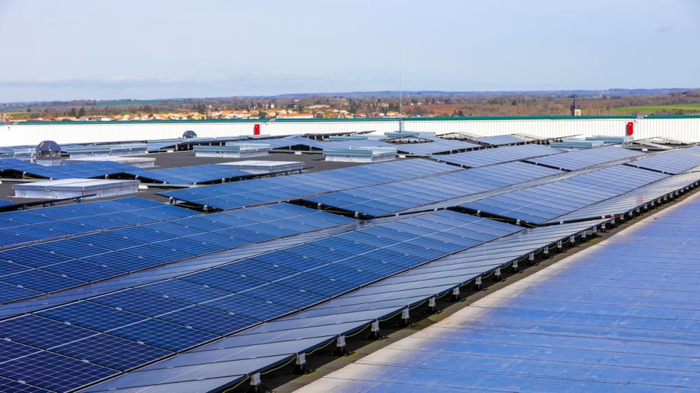 découvrez comment les panneaux photovoltaïques et les batteries peuvent transformer votre consommation d'énergie. optez pour une solution durable et économique qui optimise votre indépendance énergétique et participe à la préservation de l'environnement.