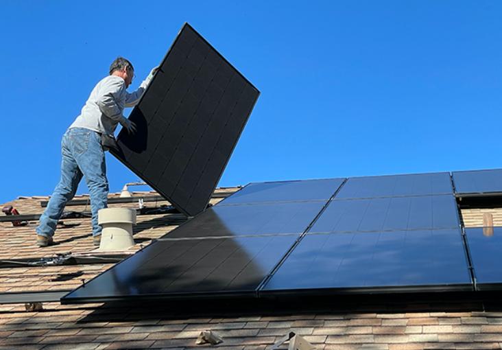 découvrez comment les panneaux photovoltaïques peuvent devenir une solution rentable pour votre production d'énergie. maximisez vos économies et contribuez à la transition énergétique grâce à des installations efficaces et durables.