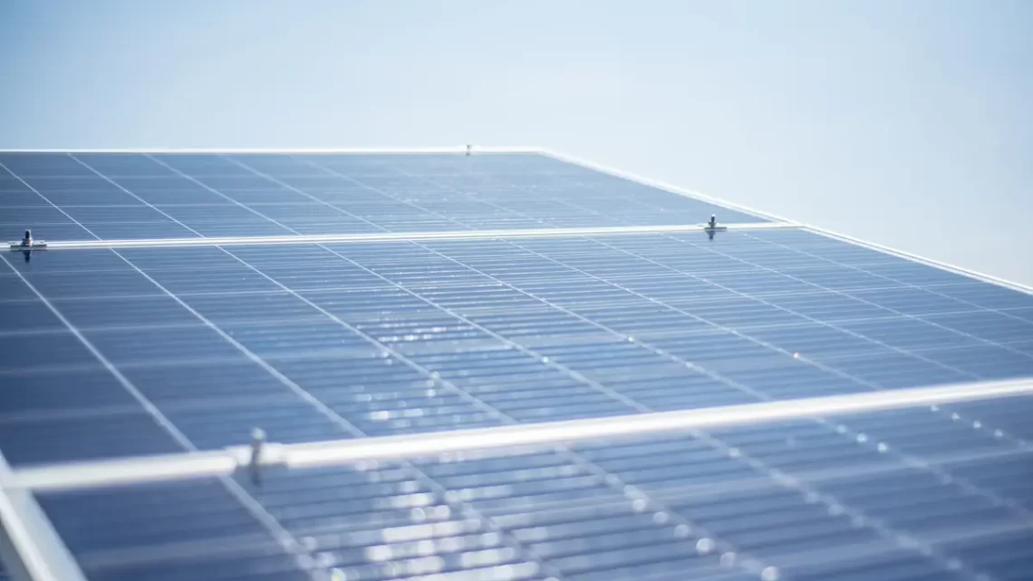 découvrez comment investir dans l'énergie solaire pour bénéficier d'un rendement durable tout en contribuant à la transition énergétique. profitez des avantages fiscaux et d'une technologie en pleine expansion pour investir dans un avenir plus vert.