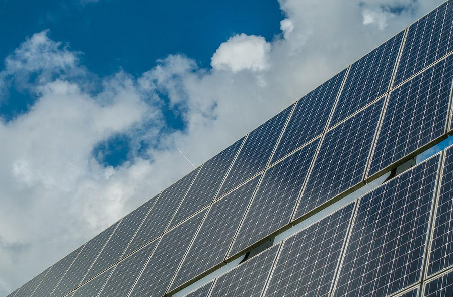 découvrez comment les panneaux solaires peuvent devenir une solution rentable pour votre maison. profitez d'économies sur vos factures d'énergie tout en contribuant à la protection de l'environnement grâce à une source d'énergie renouvelable.
