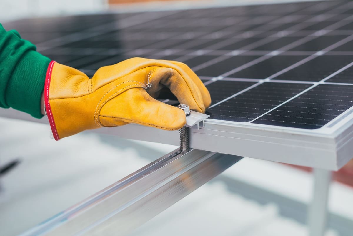 découvrez les avantages de l'investissement dans les panneaux solaires : rentabilité, économies d'énergie, impact environnemental positif et subventions. adoptez une énergie durable tout en augmentant la valeur de votre bien.