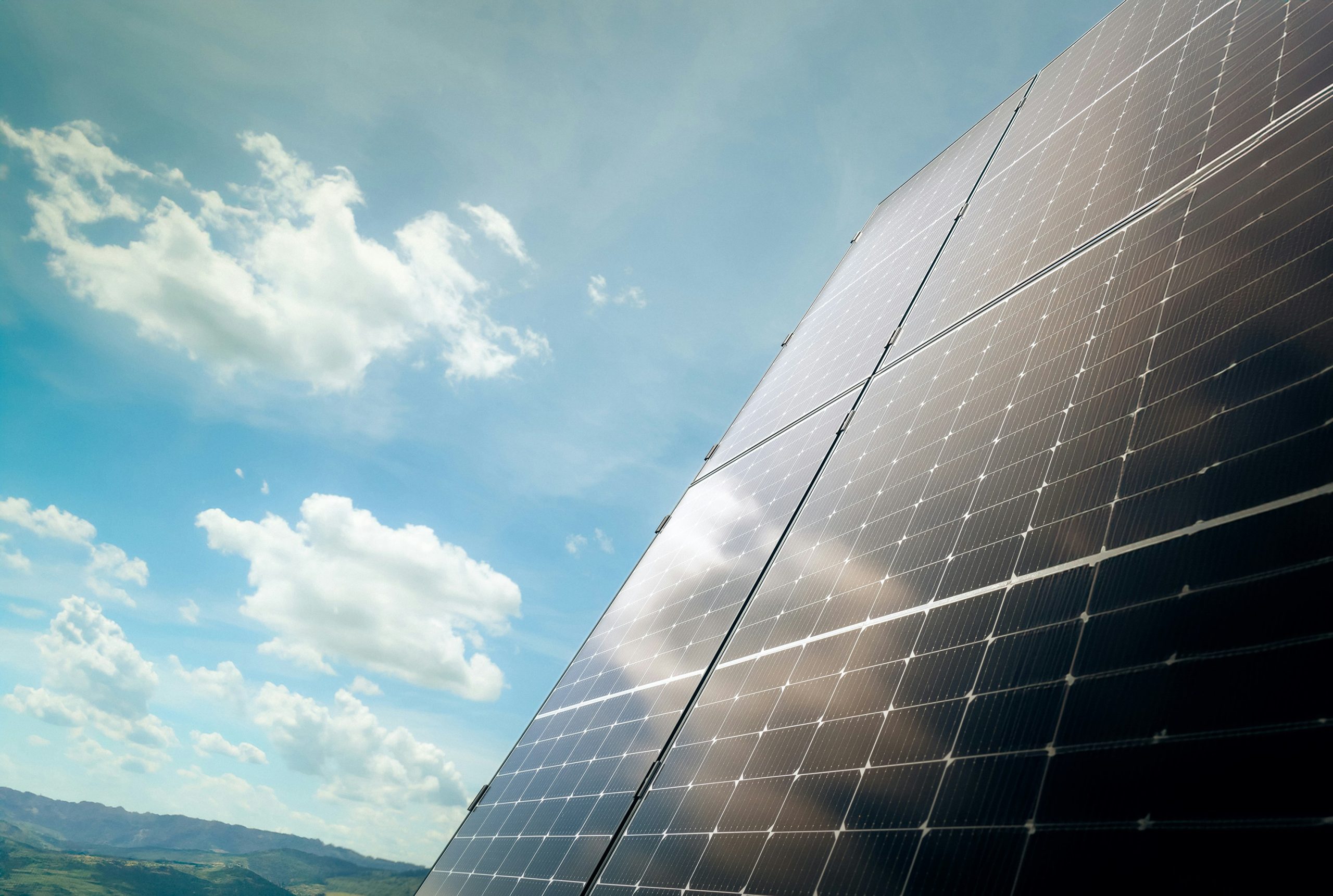 découvrez comment les panneaux solaires jouent un rôle clé dans la transition énergétique, en offrant une solution durable et économique pour réduire notre empreinte carbone et favoriser un avenir énergétique renouvelable.