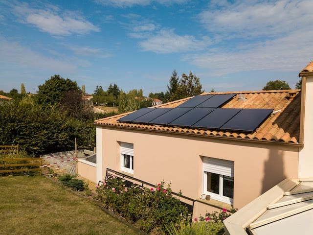 découvrez les avantages des panneaux photovoltaïques aéro-solaires : améliorez l'efficacité énergétique de votre habitat tout en réduisant votre impact environnemental. profitez d'une solution innovante qui combine production d'électricité et gestion thermique.