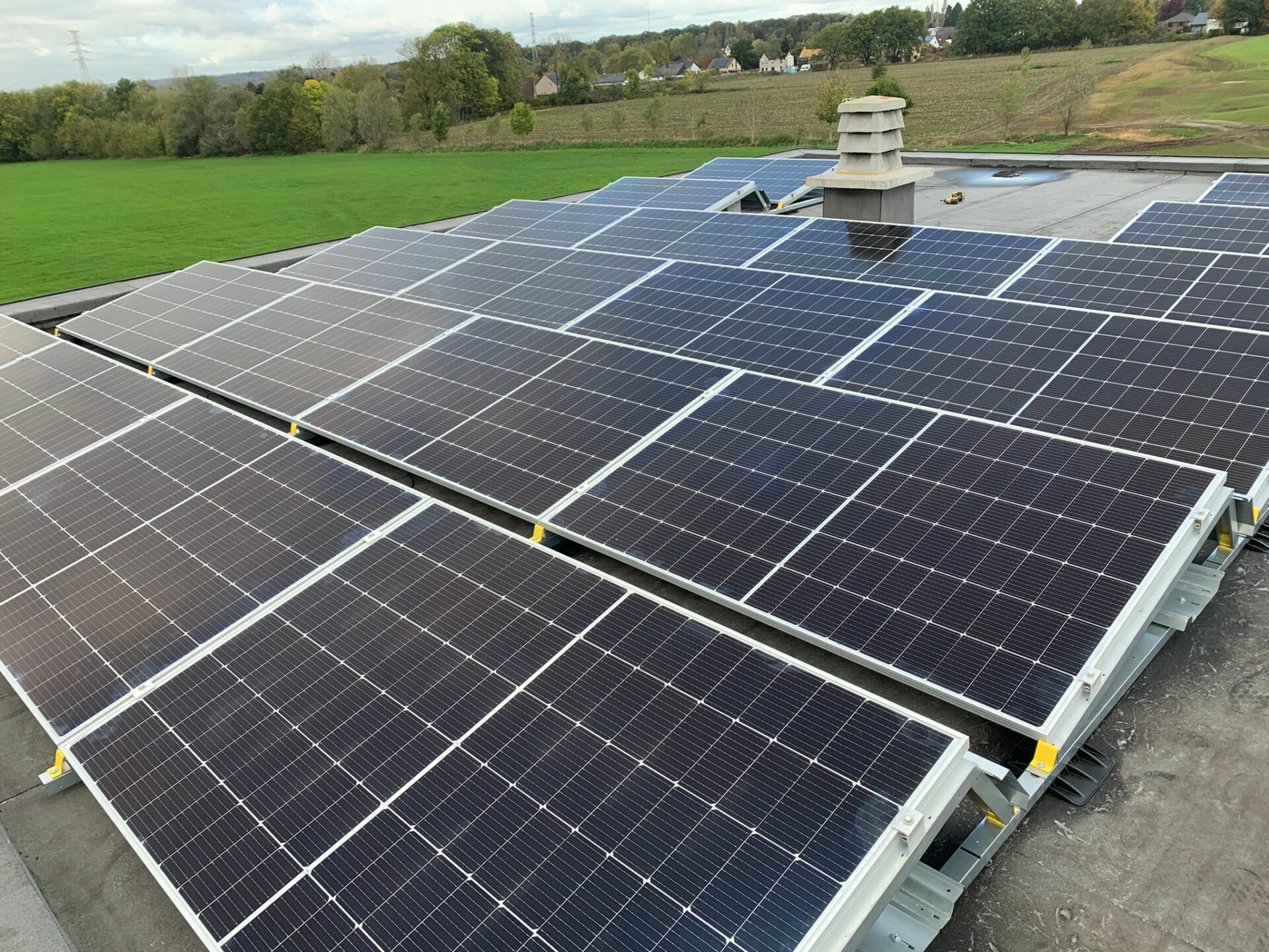 découvrez les avantages des panneaux solaires en 2023 : économies d'énergie, respect de l'environnement, valorisation de votre propriété et subventions disponibles. adoptez une énergie durable et soyez acteur de la transition énergétique !