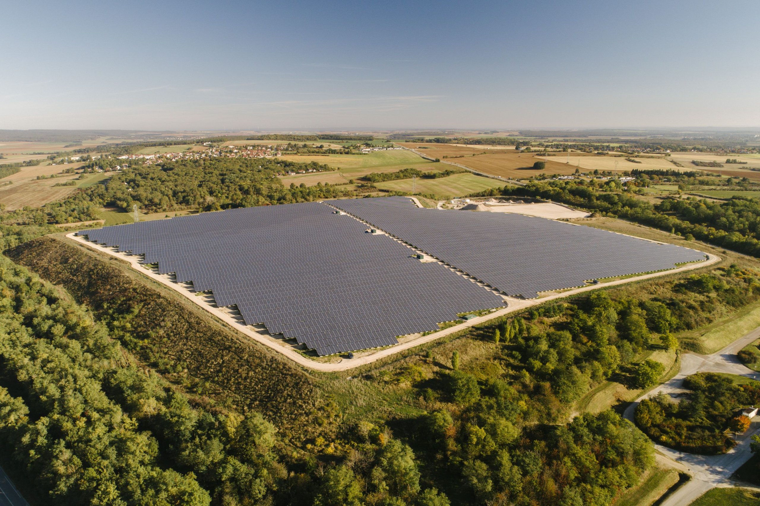 découvrez tout sur les panneaux photovoltaïques en france : avantages, installations, subventions et conseils pour optimiser votre production d'énergie solaire. informez-vous sur les technologies, les économies réalisées et comment contribuer à la transition énergétique.