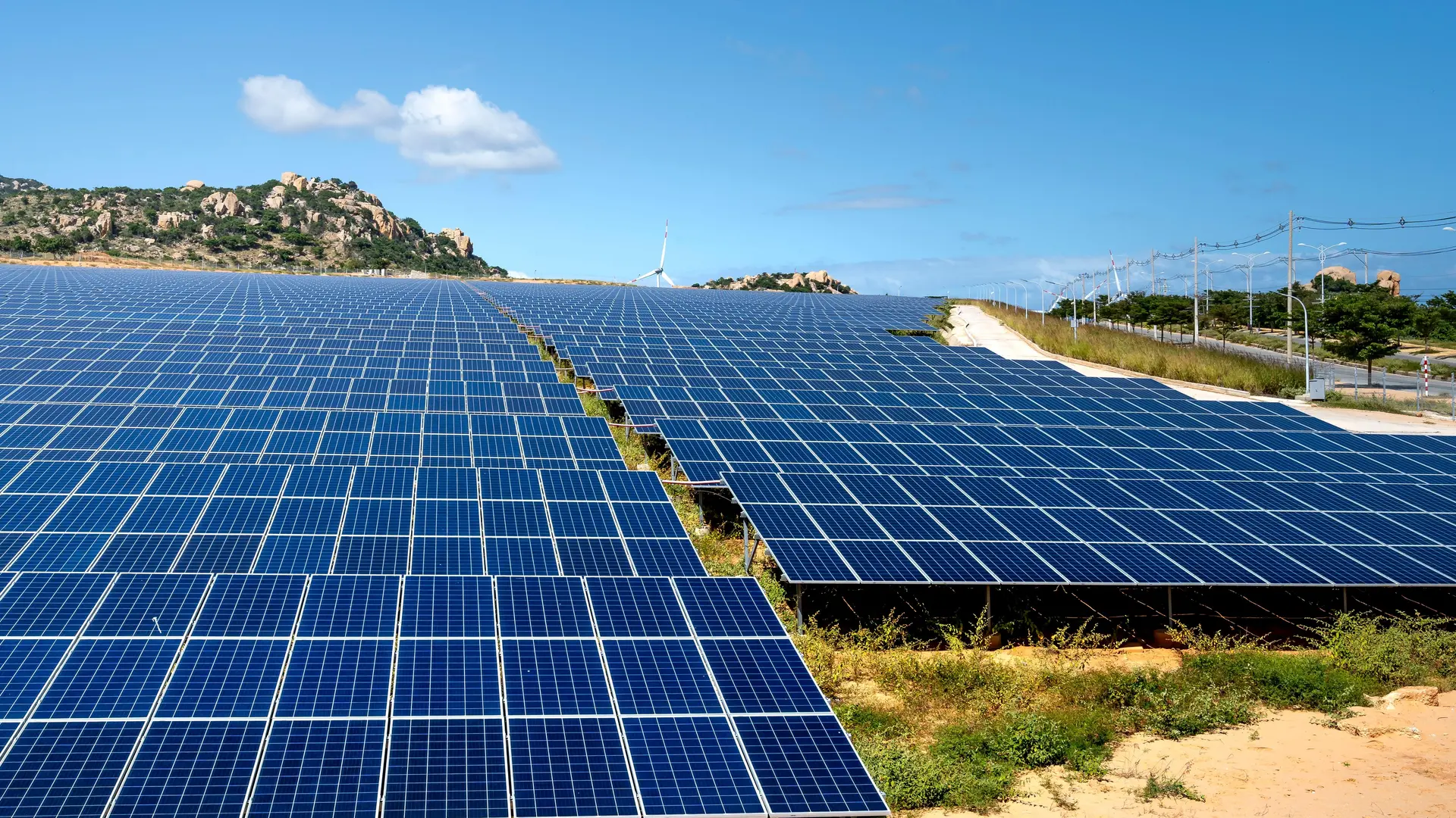 découvrez comment bénéficier de panneaux solaires gratuits et réduisez vos factures d'électricité tout en contribuant à la protection de l'environnement. profitez des initiatives gouvernementales et des programmes d'aides pour rendre l'énergie solaire accessible à tous.
