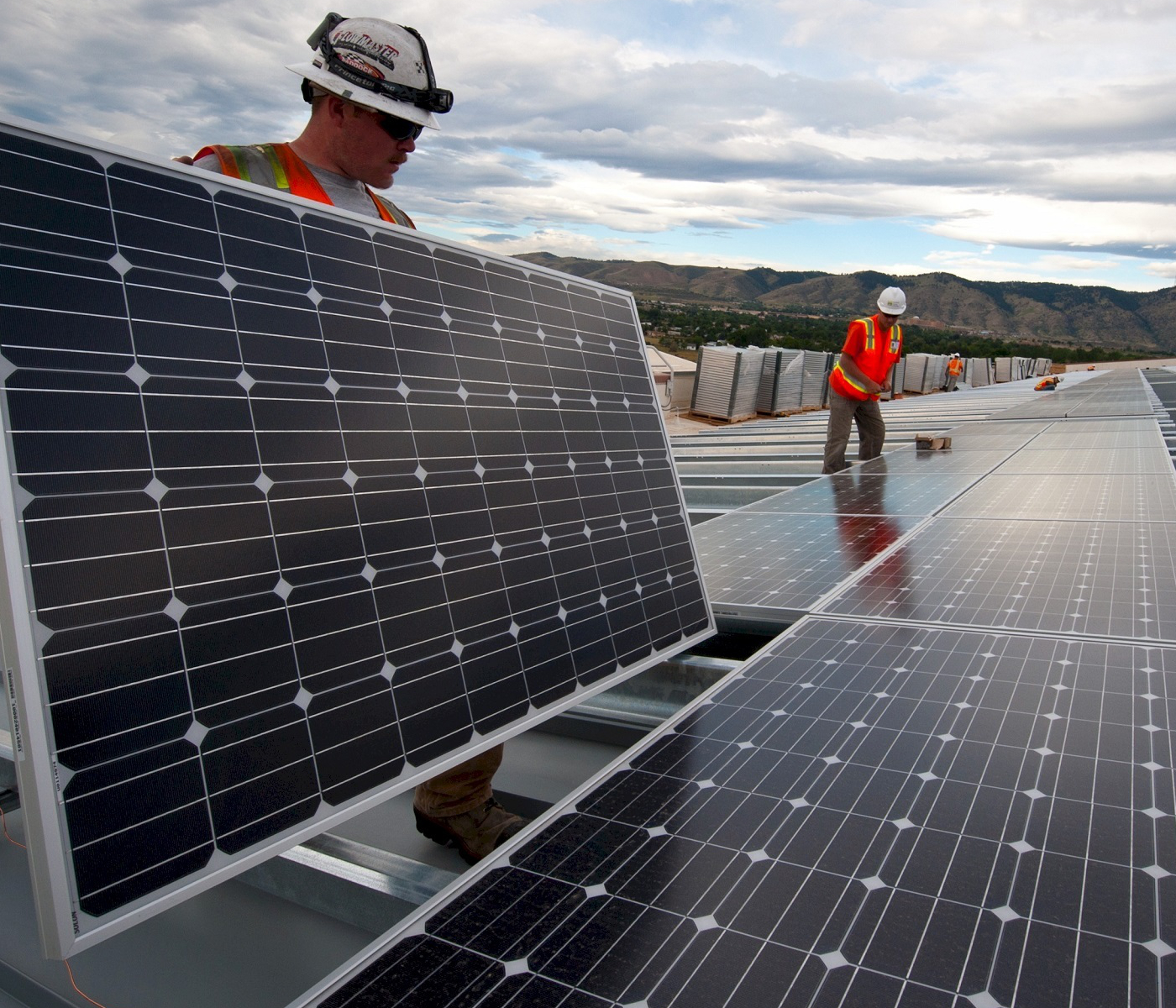 découvrez comment les panneaux solaires jouent un rôle clé dans la transition énergétique. explorez les bénéfices de l'énergie solaire, les technologies innovantes et les solutions durables pour un avenir énergétique respectueux de l'environnement.