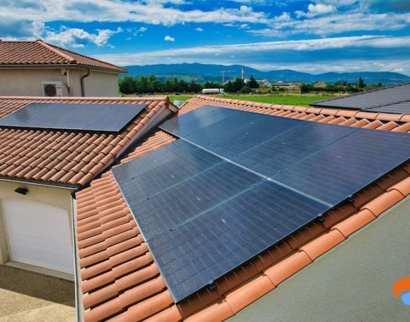 découvrez les différences entre les panneaux, qu'ils soient solaires, d'isolation ou de construction, pour choisir le type qui répond le mieux à vos besoins et à votre projet.