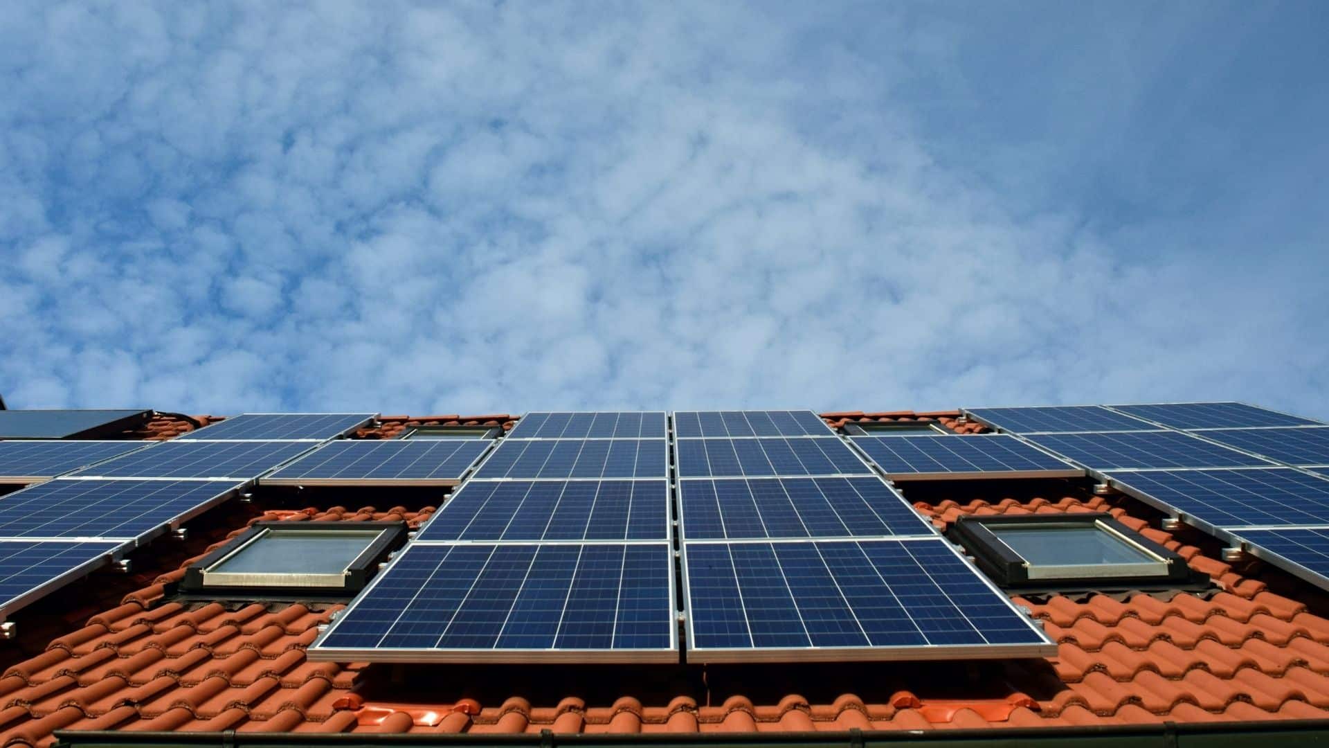découvrez les avantages et inconvénients des panneaux solaires horizontaux. apprenez comment cette installation peut optimiser votre production d'énergie tout en prenant en compte ses limites. informez-vous pour faire le meilleur choix éco-responsable.