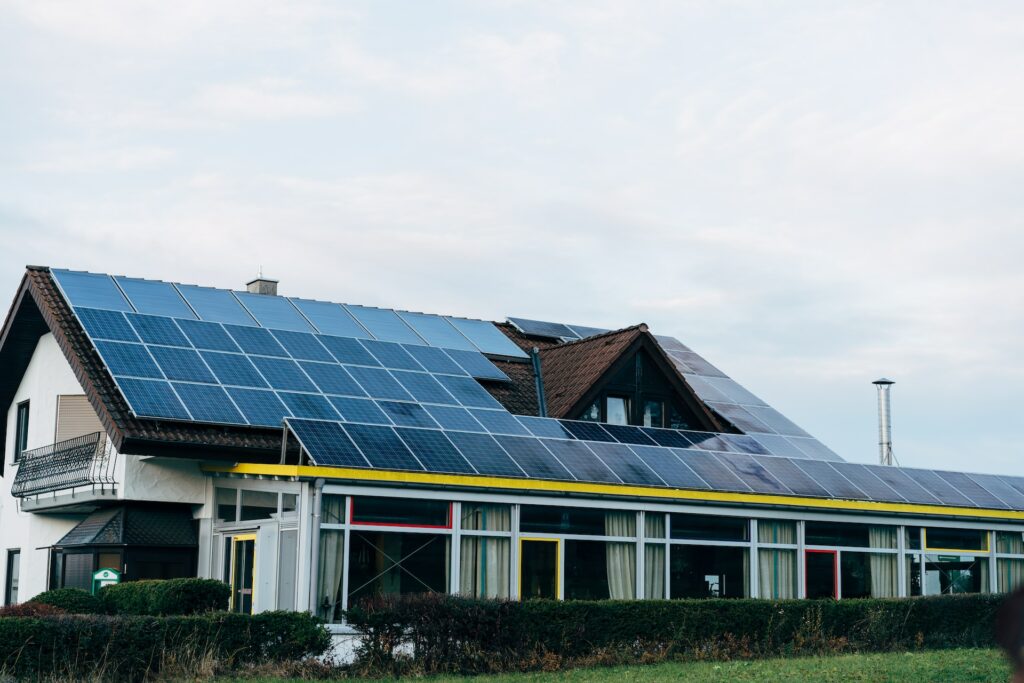 découvrez comment les panneaux solaires transforment votre maison en un espace autonome énergétiquement. profitez d'une source d'énergie renouvelable, réduisez vos factures et contribuez à la protection de l'environnement avec des solutions solaires adaptées à vos besoins.