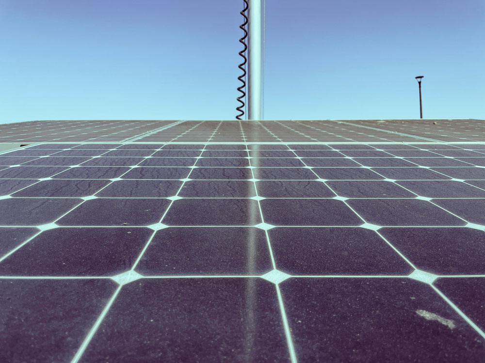 découvrez comment installer vos panneaux photovoltaïques vous-même grâce à notre guide complet. économisez sur vos factures d'électricité tout en contribuant à la protection de l'environnement. suivez nos étapes simples et efficaces pour réussir votre projet d'autosuffisance énergétique.