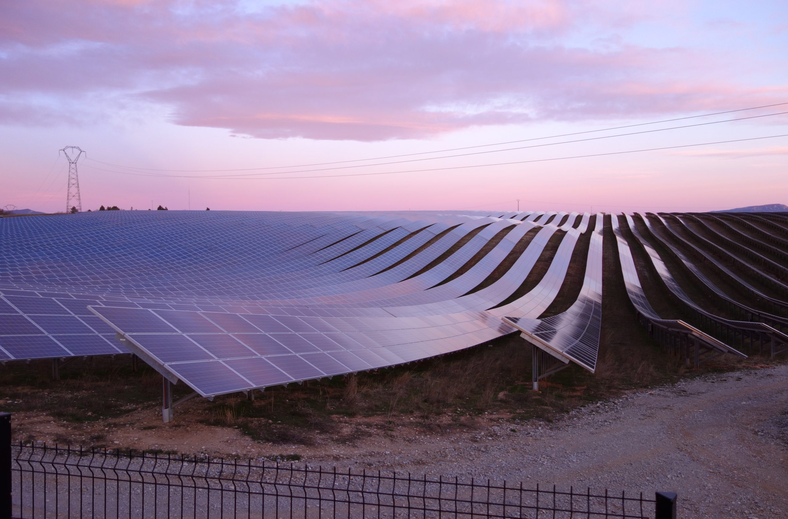 découvrez la différence entre l'énergie solaire thermique et photovoltaïque : apprenez comment ces deux technologies convertissent le rayonnement solaire en chaleur ou en électricité, leurs principes de fonctionnement, avantages et applications. informez-vous pour mieux choisir la solution adaptée à vos besoins énergétiques.