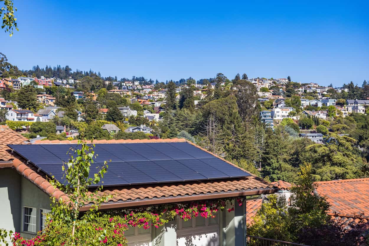 découvrez l'importance de l'inclinaison des panneaux solaires pour maximiser leur efficacité. apprenez comment orienter et positionner vos panneaux solaires afin d'optimiser la production d'énergie solaire tout au long de l'année.