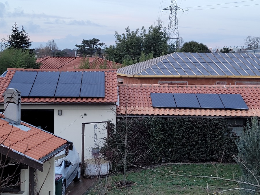 découvrez notre panneau photovoltaïque de 2.4 kw, conçu pour optimiser la production d'énergie solaire et réduire vos factures d'électricité. écologique et performant, ce panneau s'adapte parfaitement à vos besoins énergétiques.