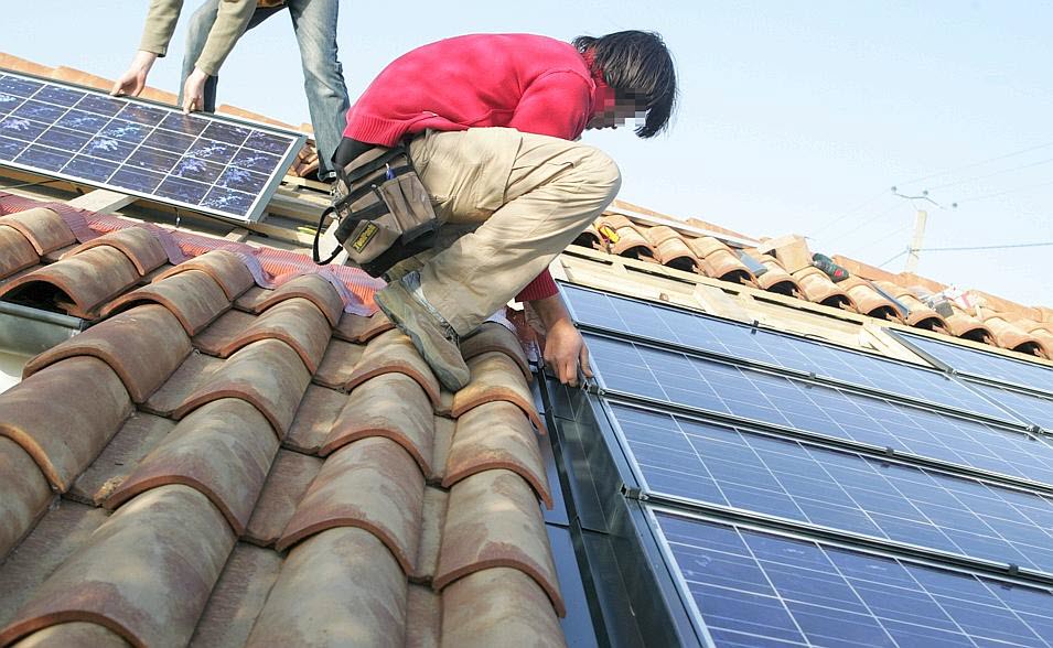 découvrez les dangers des arnaques liées aux panneaux solaires. informez-vous sur les signaux d'alerte et comment éviter les escroqueries tout en profitant des bénéfices de l'énergie renouvelable.