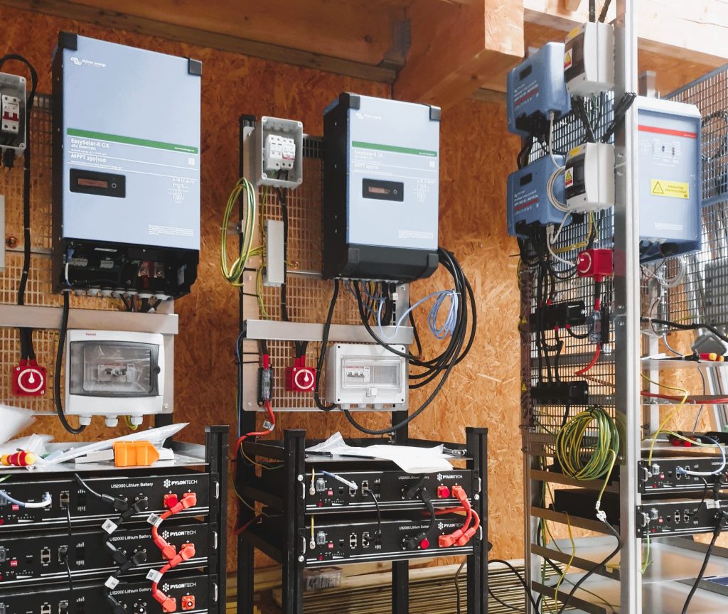 autonomie-energetique-panneaux-solaires-batteries-1 Maximisez votre autonomie énergétique avec des panneaux solaires photovoltaïques et des batteries