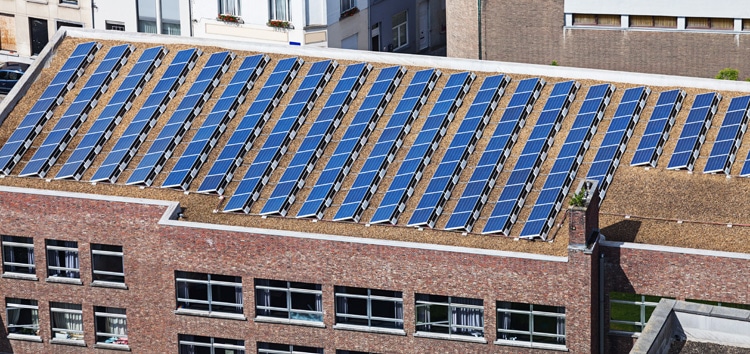avantages-panneaux-photovoltaiques-toit-plat-1 Les avantages des panneaux photovoltaïques sur toit plat pour votre maison