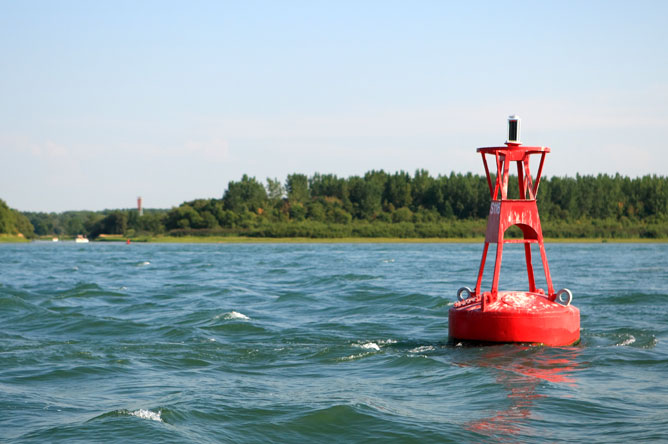 bouees-solaires-et-navigation-1 Bouées maritimes solaires : l'impact des panneaux photovoltaïques sur la navigation