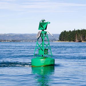 bouees-solaires-et-navigation Bouées maritimes solaires : l'impact des panneaux photovoltaïques sur la navigation