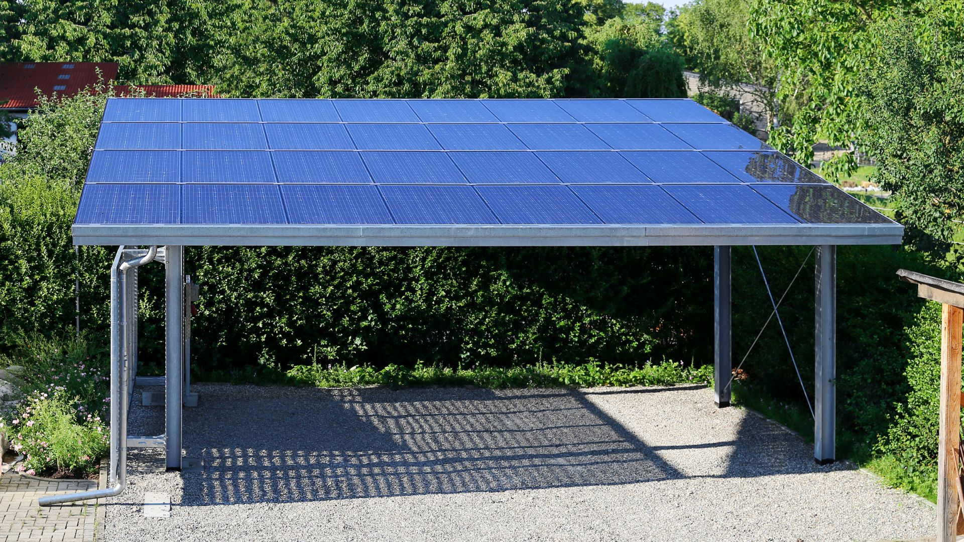 découvrez comment installer un panneau solaire sur votre camping-car pour profiter de l'énergie renouvelable en toute autonomie. idéal pour vos road trips et vos séjours en pleine nature, ce guide vous aide à choisir le meilleur système pour vos besoins.