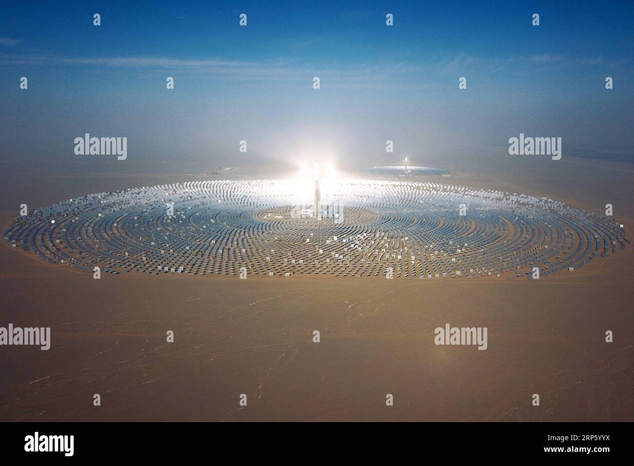 centrale-solaire-de-dunhuang-2 La centrale solaire de Dunhuang : un modèle d'innovation pour les panneaux photovoltaïques
