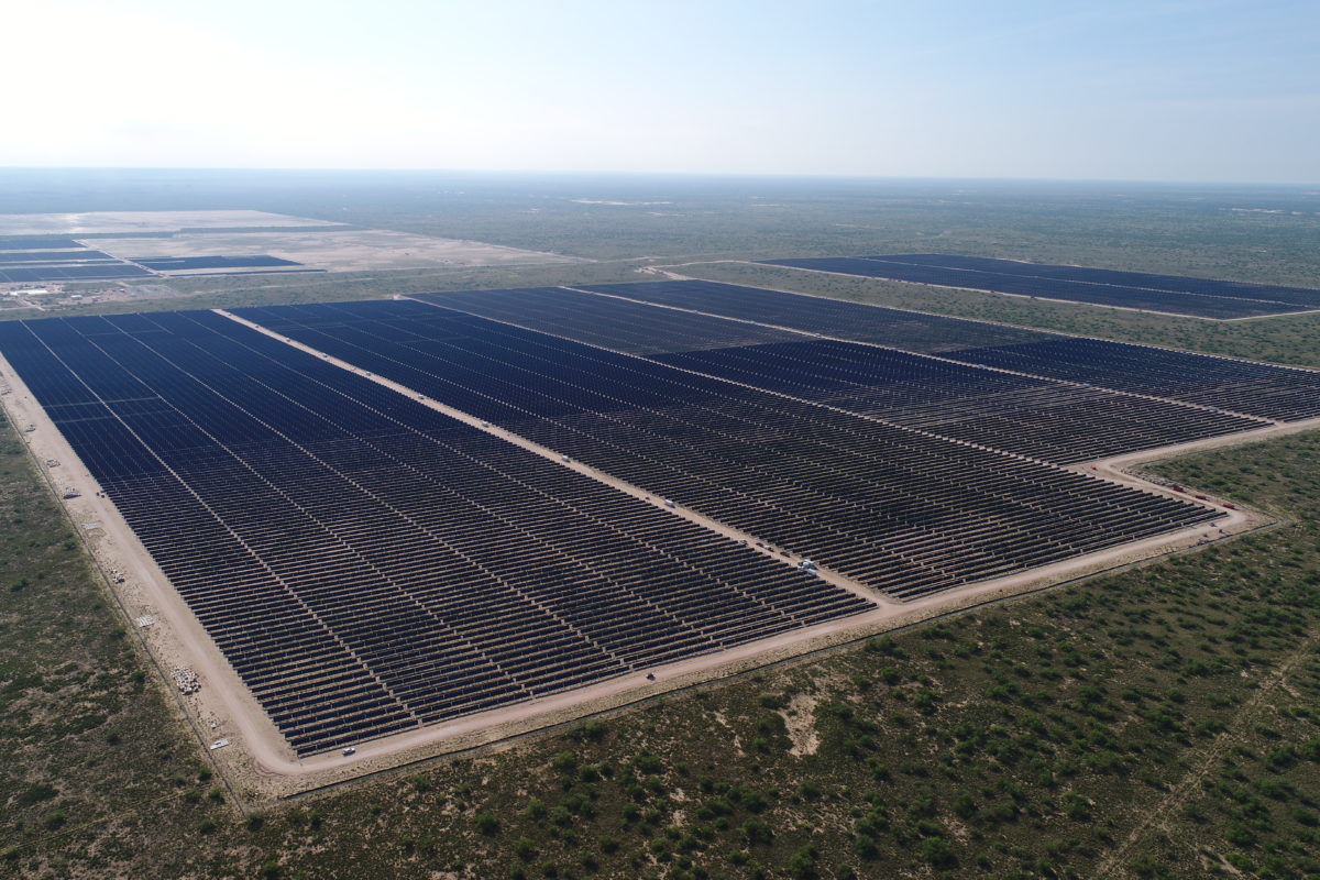 champ-panneaux-solaires-1 Comprendre le fonctionnement d'un champ de panneaux solaires photovoltaïques