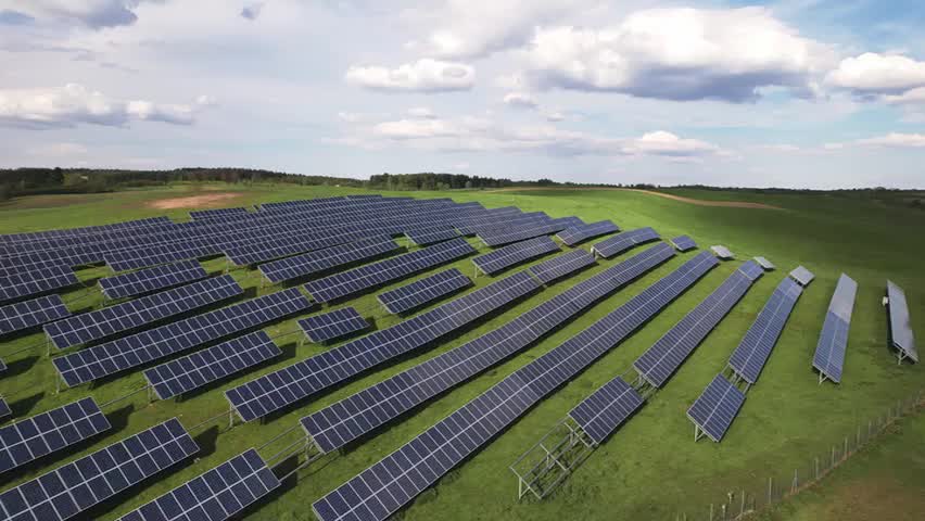 champ-panneaux-solaires-2 Comprendre le fonctionnement d'un champ de panneaux solaires photovoltaïques