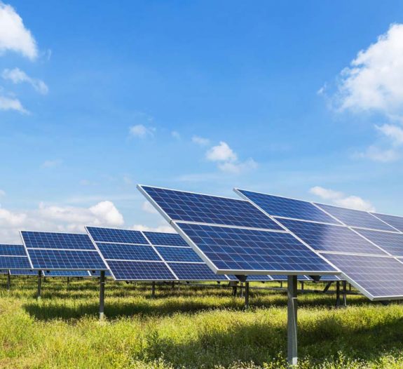 champ-panneaux-solaires Comprendre le fonctionnement d'un champ de panneaux solaires photovoltaïques