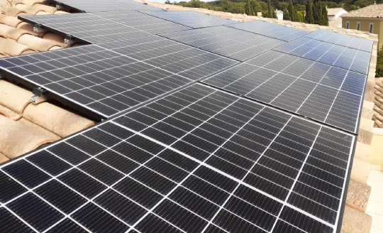 choix-panneaux-solaires-13 Guide complet sur le choix entre kit panneau solaire et plaque photovoltaïque pour votre toiture