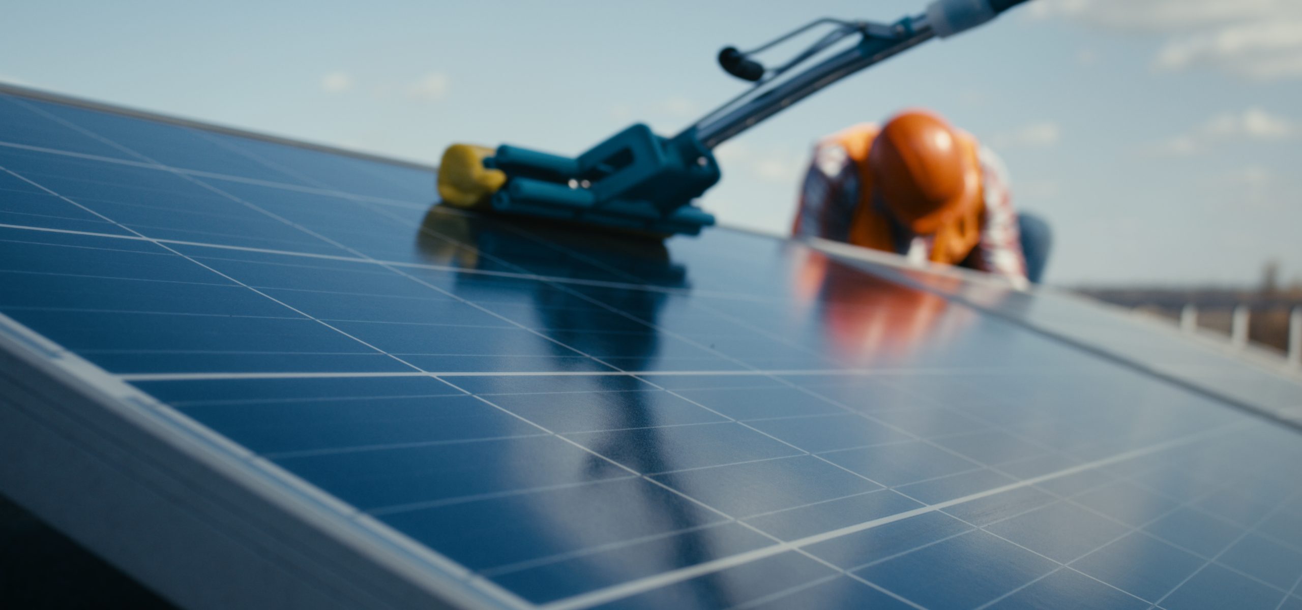 assurez le bon fonctionnement de vos panneaux solaires avec notre service de nettoyage professionnel. prolongez la durée de vie de vos installations et maximisez leur efficacité énergétique grâce à notre expertise. contactez-nous pour un devis personnalisé!