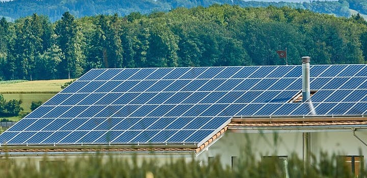 cout-hebergement-panneaux-solaires Le coût de l'hébergement des panneaux solaires photovoltaïques : ce qu'il faut savoir