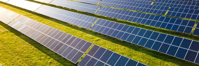 découvrez les différences entre les panneaux solaires et photovoltaïques : fonctionnement, avantages, coûts et applications pour vous aider à faire le meilleur choix pour votre consommation d'énergie.